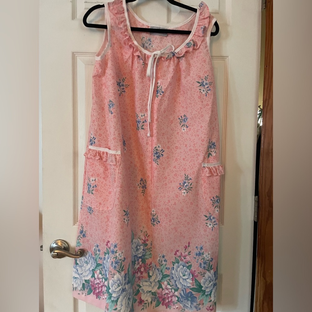 Vintage 60s Pink Calico Floral Patio Dress Ruffled Pocket Loungewear Muumuu